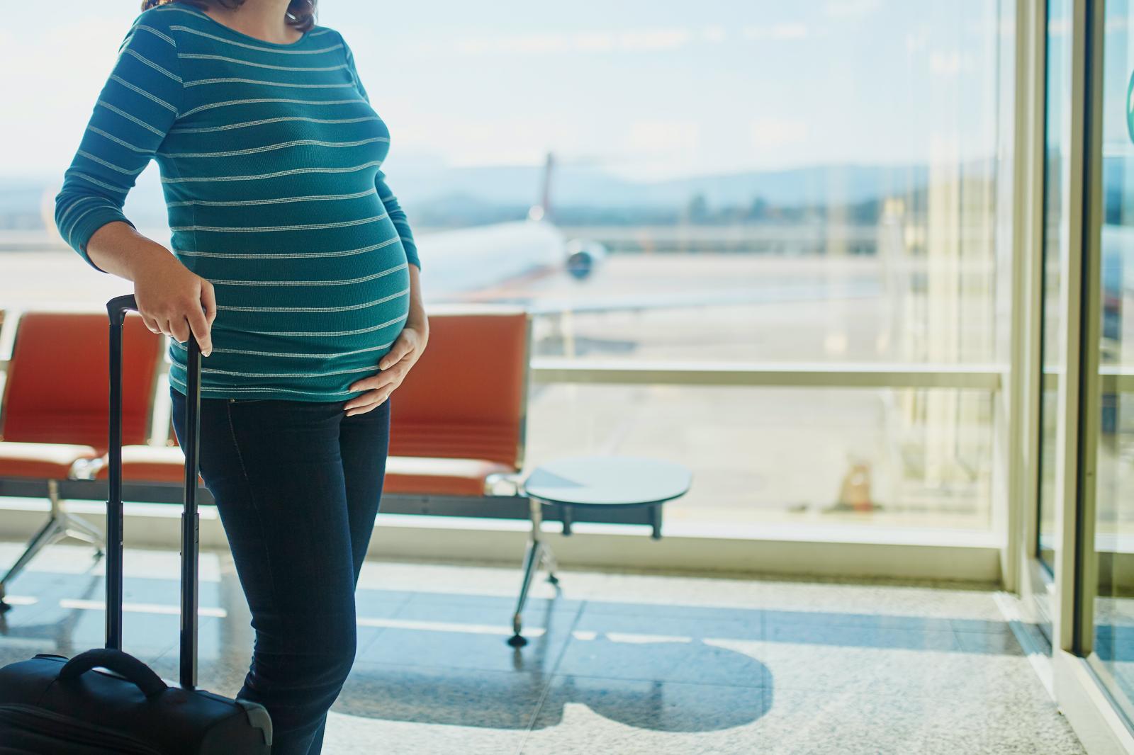 Gravidanza, meglio andare in vacanza al mare o in montagna?